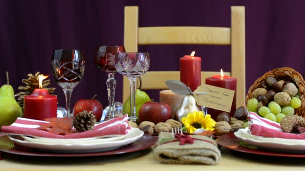 Mesa de Acción de Gracias con ajustes de lugar y centro de mesa cornucopia
 - Metraje, vídeo