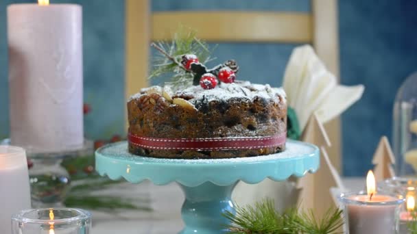 Tavolo festivo con torta di frutta natalizia in stile inglese
  - Filmati, video