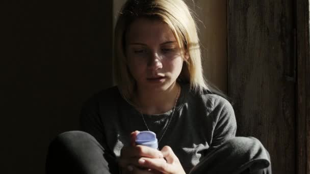Deprese dívka pláče a drží prášky. Detail - Záběry, video