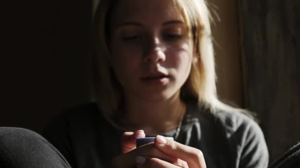 Depressief meisje huilen en denken over zelfmoord terwijl pillen. Close-up - Video