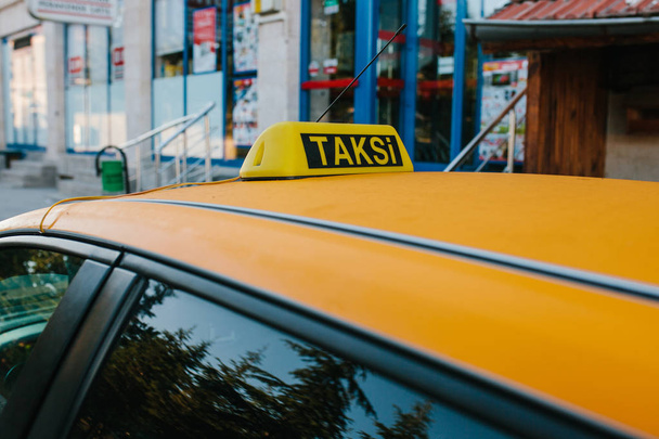 Perinteinen keltainen taksi kadulla, Turkki. Kaupunkien elämäntyyli. Matkustajien kuljetus. Asiakkaiden odottaminen
. - Valokuva, kuva