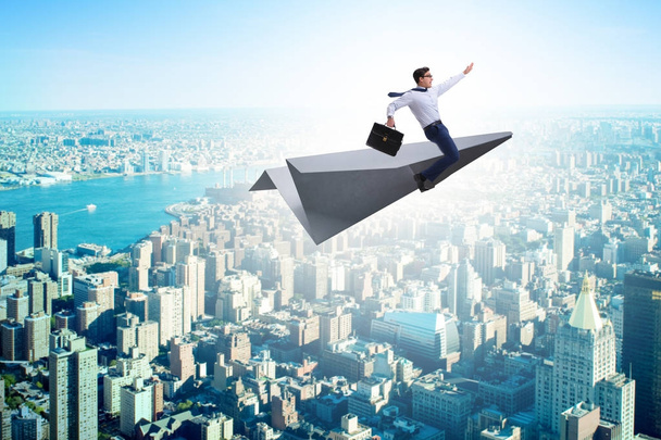 Empresario volando en avión de papel en concepto de negocio - Foto, Imagen