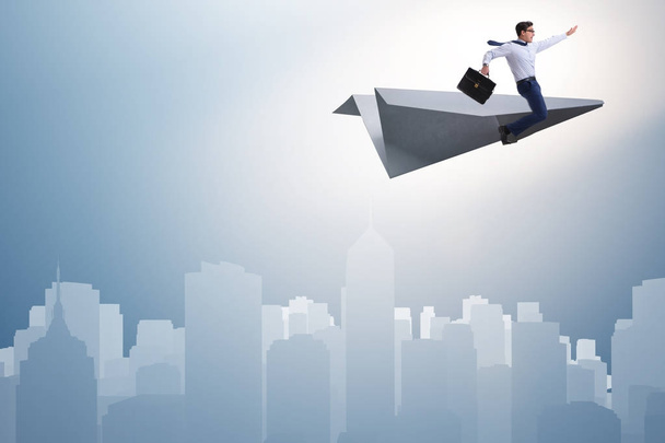 Zakenman vliegen op papier vliegtuig in business concept - Foto, afbeelding