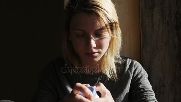 Depressziós lány, sírás, és gondolt öngyilkosság tabletták tartva. Közeli kép: - Felvétel, videó
