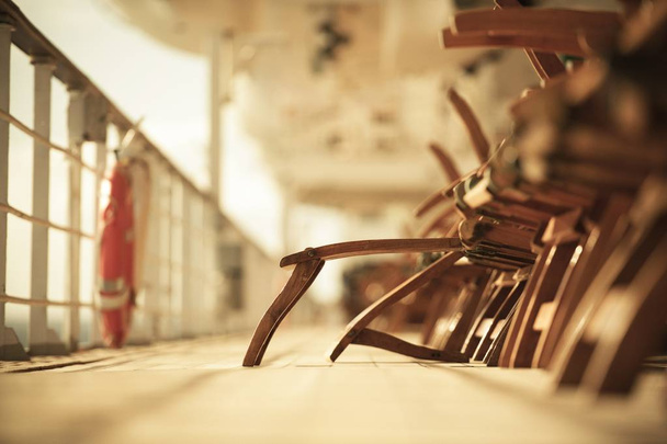 Chaises longues vides sur bateau de croisière
 - Photo, image