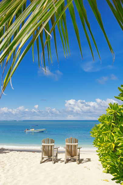Sedie da spiaggia su sabbia bianca con sfondo cielo blu
 - Foto, immagini