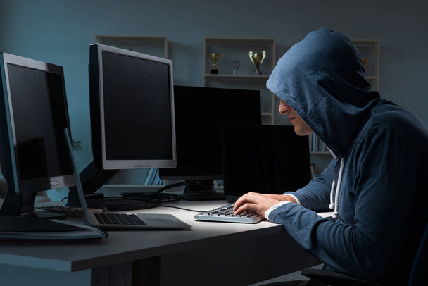 Hacker piratería informática por la noche - Foto, imagen