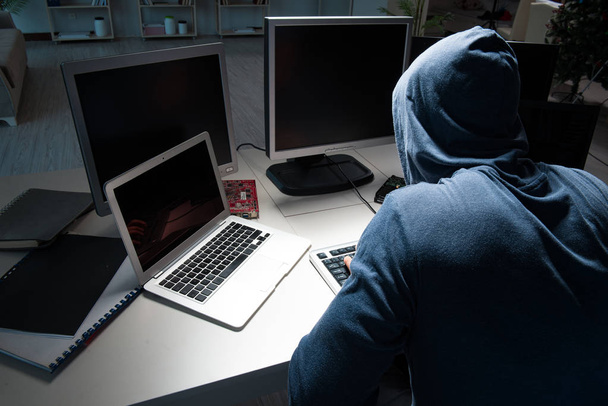 Hacker hacker számítógép éjjel - Fotó, kép