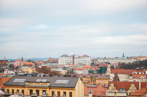 Widok z wysokiego punktu. Piękny widok z góry na ulice i dachy domów w Pradze. Tradycyjne starożytnej architektury miejskich. - Zdjęcie, obraz
