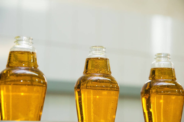 Pflanzenöl-Produktionsanlage. Abfülllinie von Pflanzenöl in Flaschen - Foto, Bild