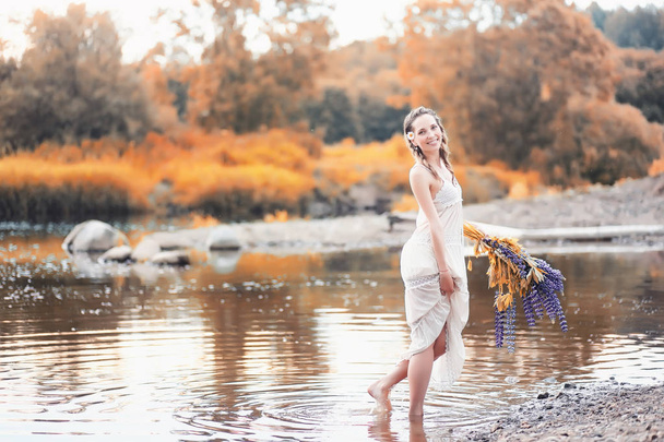 Девушка с букетом цветов осенью
 - Фото, изображение