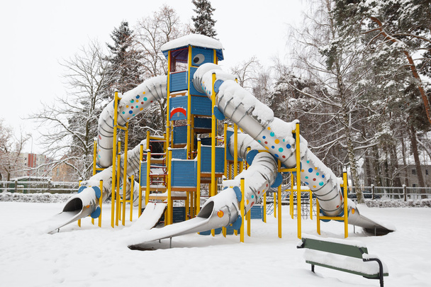 Nieve cubierto parque infantil
 - Foto, Imagen