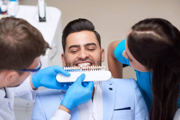 Young man visiting dentist - Fotografie, Obrázek