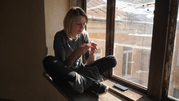 Visage déprimé d'une fille qui pense à une seringue avec de l'héroïne - Séquence, vidéo