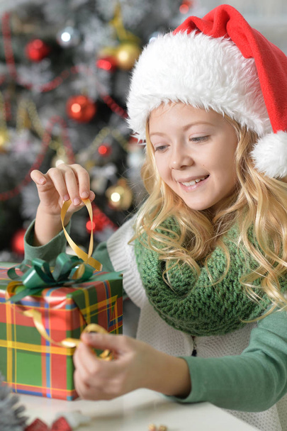  little girl with Christmas present - Фото, зображення