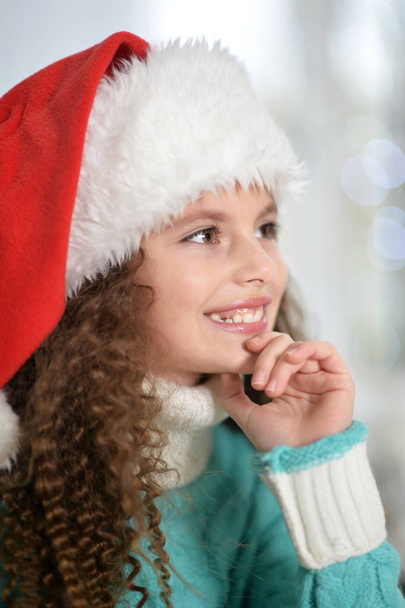 Little girl in Santa hat - Φωτογραφία, εικόνα