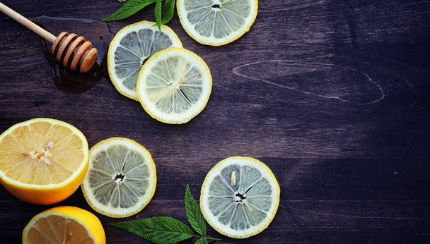 Med a citron. Zlato, hůl a plátky plátky citronu na woo - Fotografie, Obrázek
