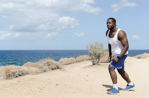 starker afrikanischer schwarzer Mann läuft - Foto, Bild