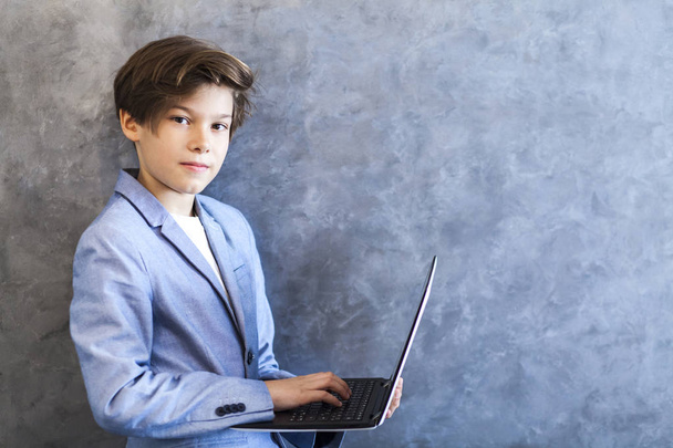 Хлопчик тримає ноутбук
 - Фото, зображення