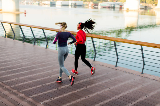 Mujeres jóvenes corriendo por el río
  - Foto, imagen
