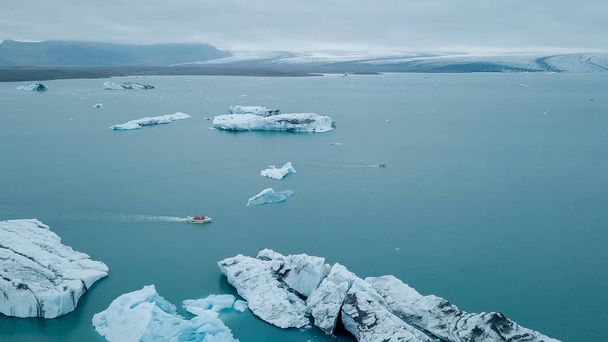 Antenne über Eisberge, die in der Jokulsarlonlagune an der Südküste von Island treiben - Foto, Bild