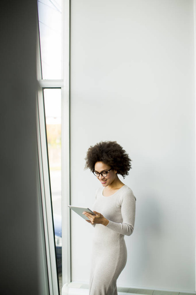 Молодих афро-американської бізнес-леді стоячи Вірт планшет  - Фото, зображення