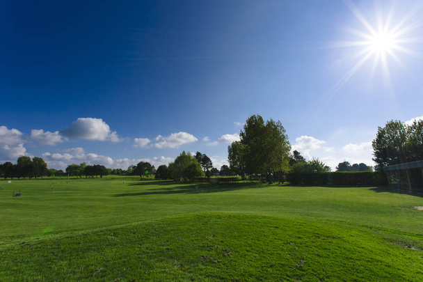 Vue générale d'un parcours de golf verdoyant par une journée ensoleillée. Paysage estival idyllique. Sport, détente, loisirs et concept de loisirs
 - Photo, image