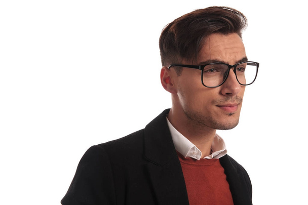 boční pohled mladého muže nosit brýle - Fotografie, Obrázek