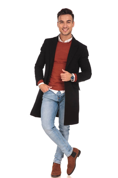 lachen jongeman dragen lange jas - Foto, afbeelding