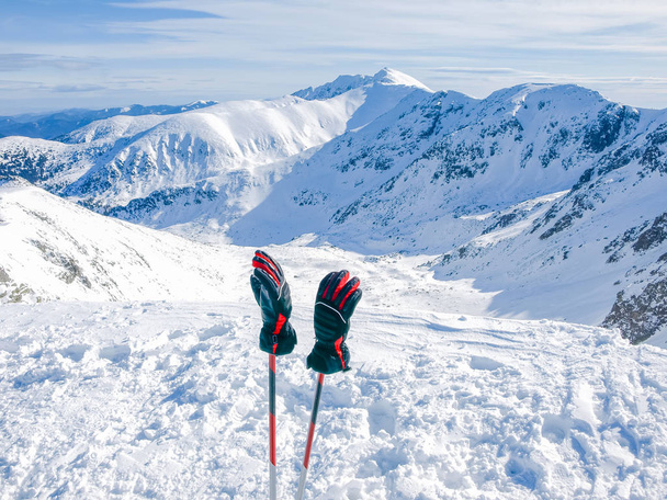 Zimní hory a lyžařské rukavice na Lyžařské hůlky na popředí - Fotografie, Obrázek