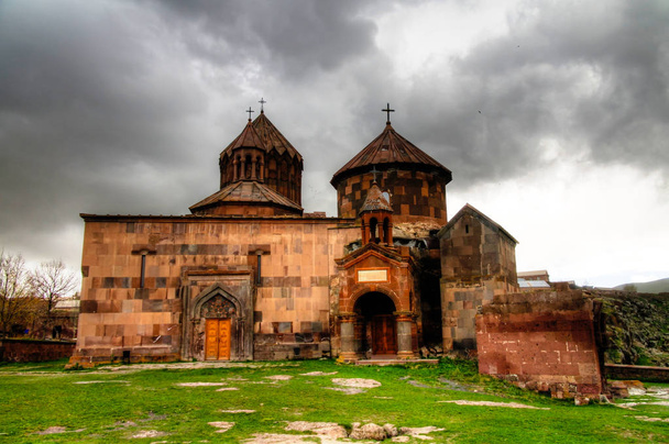 Внешний вид монастыря "Харичаванк", иначе кафедральный собор Пресвятой Богородицы в Хариче, Ширакская область, Армения
 - Фото, изображение