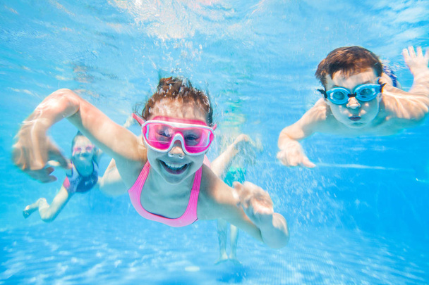 little children   swimming  in pool   - Фото, изображение