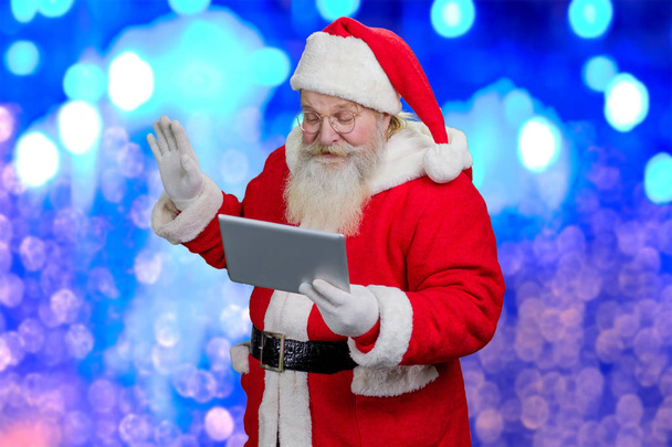 Surprised Santa Claus with pc tablet. - Photo, Image