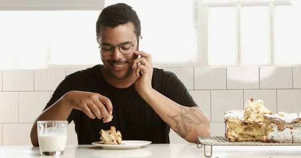 gemengd ras man in caffe heeft een ontbijt - Foto, afbeelding