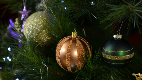 Karácsonyfa ékszer színes dekorációk pislákoló fények. - Felvétel, videó