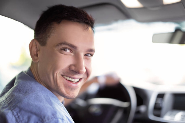 ευτυχισμένος άνθρωπος οδήγηση ενός αυτοκινήτου - Φωτογραφία, εικόνα