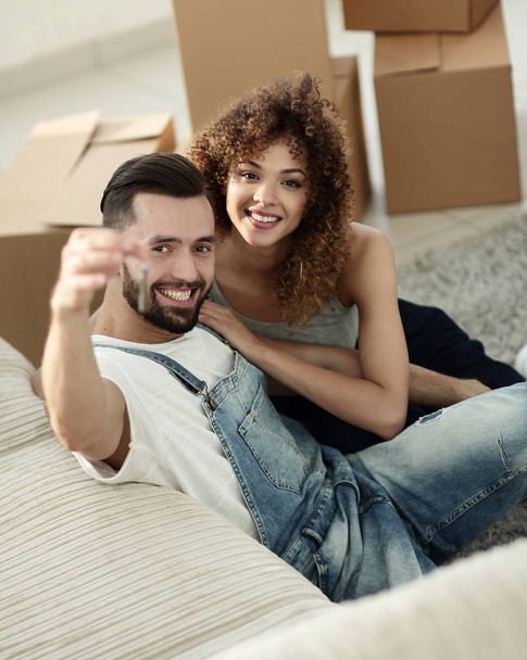 young couple holding the key to a new apartment - Foto, Bild