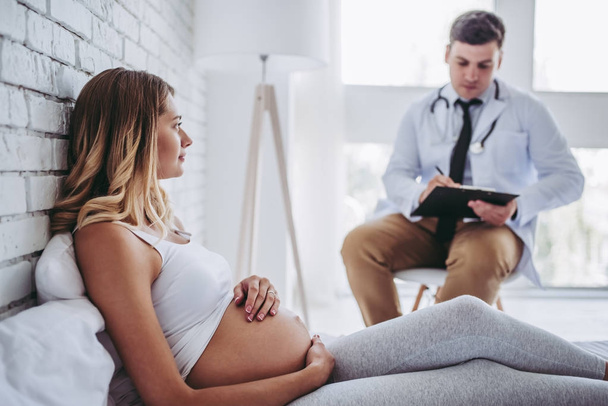 Pregnant woman with doctor - Foto, immagini