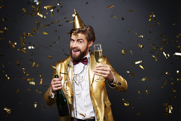 Радісний чоловік п'є шампанське
  - Фото, зображення