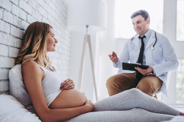 Pregnant woman with doctor - Foto, Imagen