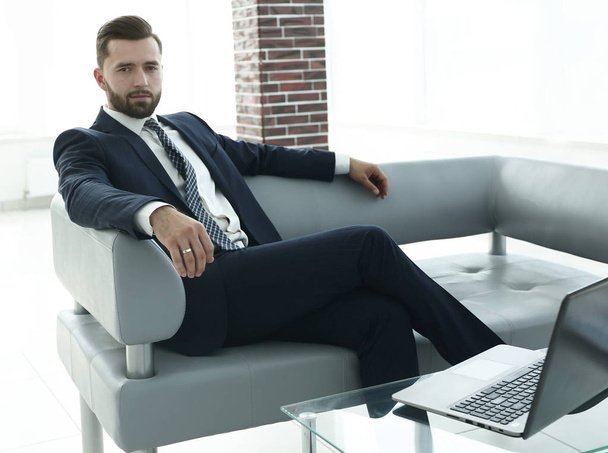businessman sitting in the lobby of a modern office. - Foto, Imagen