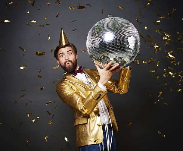 Man met disco bal en verjaardag hoed kussen   - Foto, afbeelding