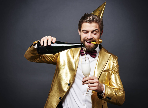 Hombre vertiendo champán en la flauta de champán
 - Foto, imagen