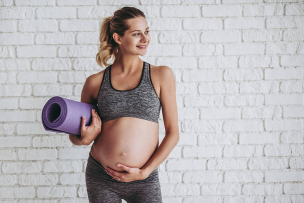 Pregnant woman workout - Foto, imagen
