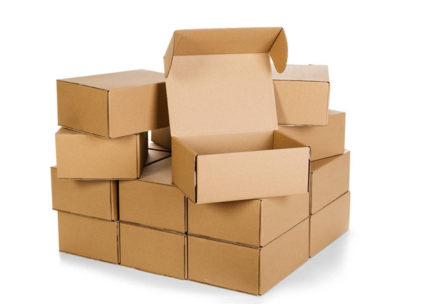 Montones de cajas de cartón sobre fondo blanco - Foto, Imagen