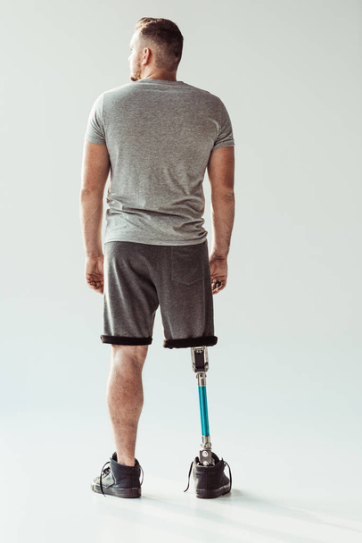 Mann mit Beinprothese - Foto, Bild