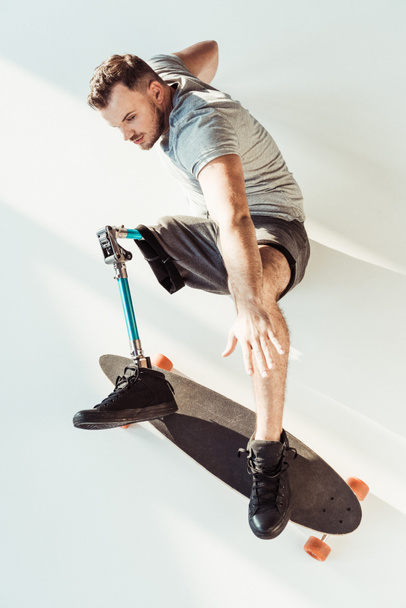 man with leg prosthesis with skateboard - Zdjęcie, obraz
