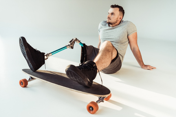 Mann mit Beinprothese mit Skateboard - Foto, Bild