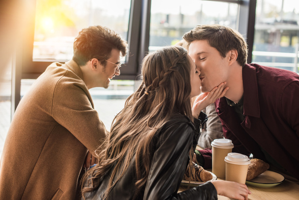 heterossexual casal beijos no café
 - Foto, Imagem