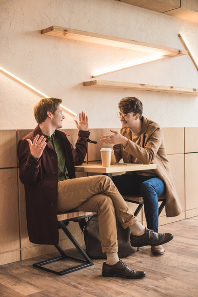άντρες που κάθονται στο καφενείο - Φωτογραφία, εικόνα